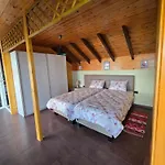 Cozy Attic Apartment *