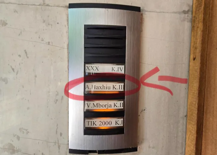 Cozy Attic * 地拉那